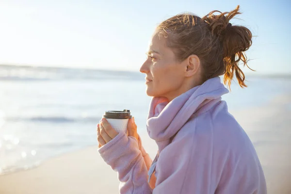 Mujer Elegante Relajada Suéter Acogedor Con Taza Cacao Caliente Playa — Foto de Stock