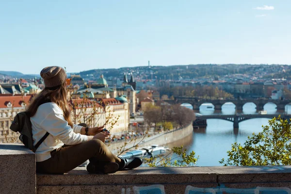 Vrouw Van Middelbare Leeftijd Witte Sweater Praag Tsjechische Republiek Genieten — Stockfoto