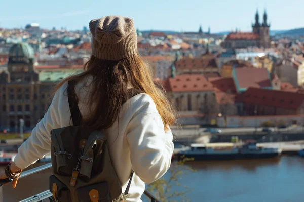 Modern Egyéni Turista Fehér Pulóverben Prágában Csehország Felfedezése Látnivalók — Stock Fotó