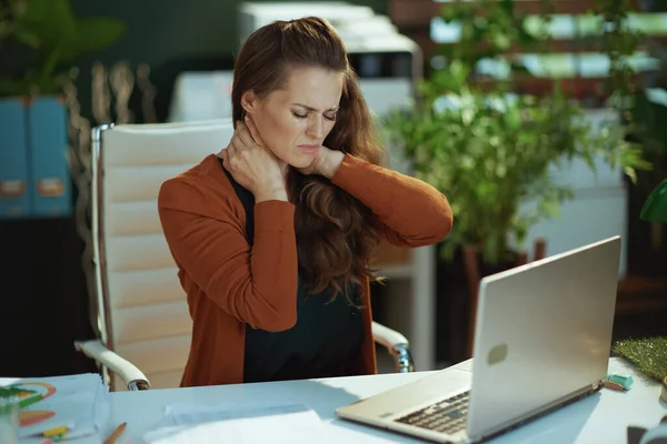 Stressad Trendig Småföretagare Kvinna Med Bärbar Dator Och Nacke Smärta — Stockfoto