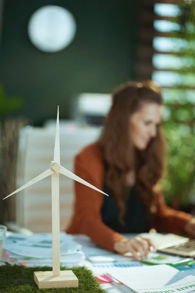 Close Windturbine Vrouw Met Laptop Werken Achtergrond Het Groene Kantoor — Stockfoto
