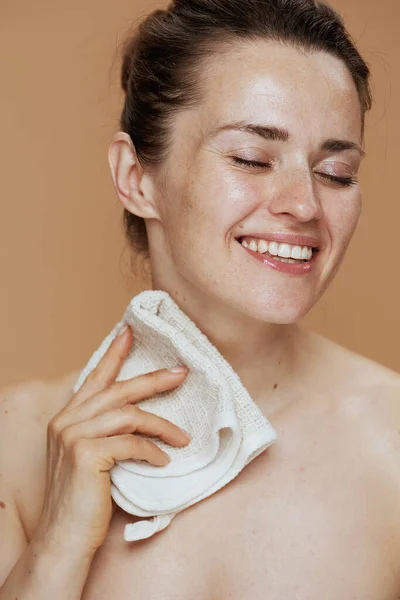 Tersenyum Pertengahan Wanita Dengan Handuk Mencuci Muka — Stok Foto