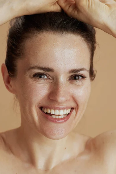 Glad Ung Kvinna Med Vått Ansikte Tvätta Mot Beige Bakgrund — Stockfoto