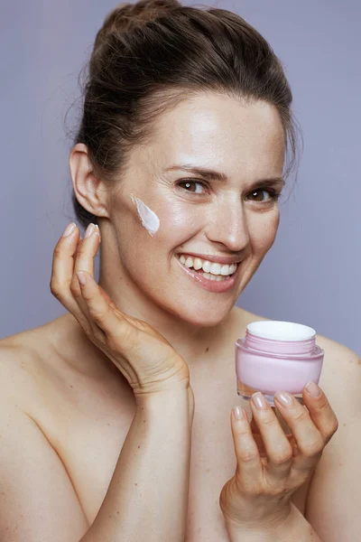 Portret Van Een Glimlachende Moderne Jarige Vrouw Met Cosmetische Crème — Stockfoto