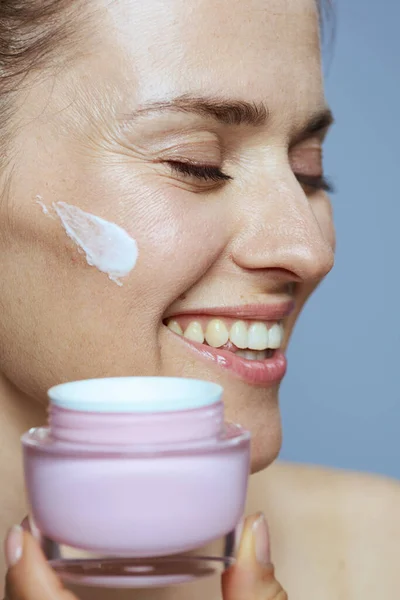 Glückliche Jährige Frau Mit Kosmetischem Cremeglas Auf Blauem Hintergrund — Stockfoto