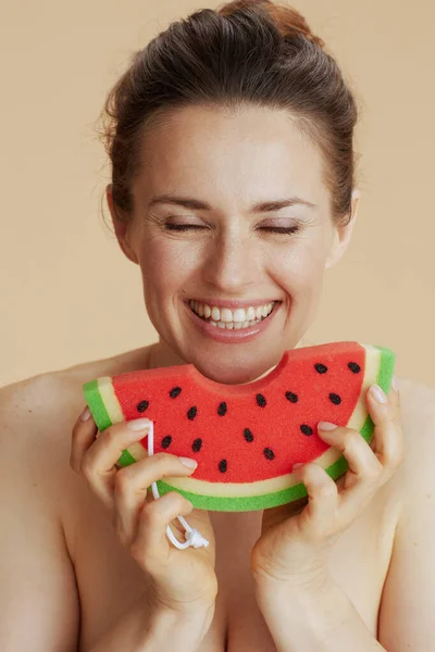 Gelukkig Jong Vrouw Met Watermeloen Douche Spons Tegen Beige Achtergrond — Stockfoto