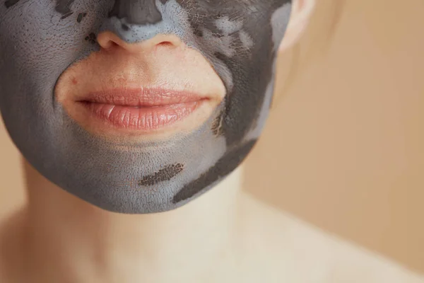 Närbild Medelålders Kvinna Med Ansiktsmask Beige Bakgrund — Stockfoto