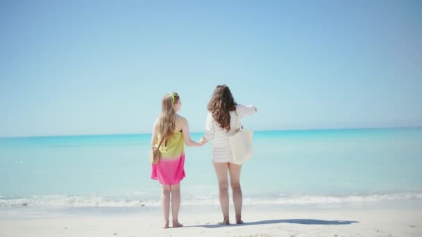 Widziany Zza Stylowej Matki Nastoletniej Córki Plaży Radującej Się — Wideo stockowe