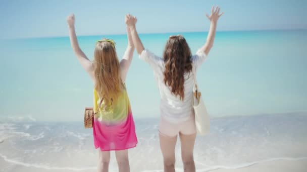 Viděno Zpoza Moderní Matky Dospívající Dcery Pláži Radující — Stock video