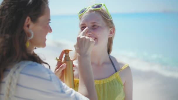 Mãe Elegante Feliz Filha Adolescente Com Protetor Solar Praia — Vídeo de Stock