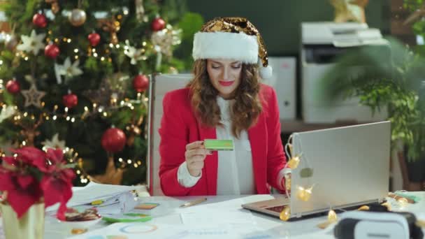 Waktunya Natal Tersenyum Elegan Tahun Wanita Bisnis Topi Santa Dan — Stok Video