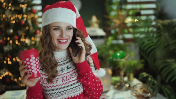 Craciun Zâmbind Modern Pulover Roșu Crăciun Ceașcă Băutură Fierbinte Vorbind — Videoclip de stoc