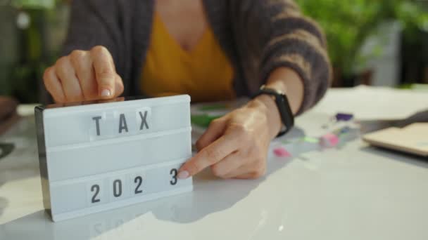 Φορολογική Ώρα Λογίστρια Που Εργάζεται Έγγραφα Στο Γραφείο — Αρχείο Βίντεο