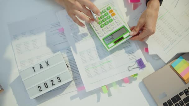 Tiempo Impuestos Contable Mujer Que Trabaja Con Documentos Oficina — Vídeos de Stock