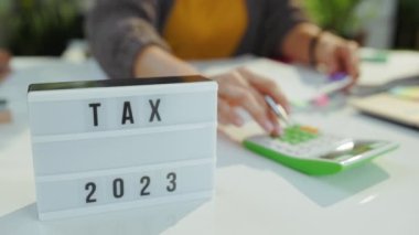 Vergi zamanı. Ofiste belgelerle çalışan muhasebeci kadın..