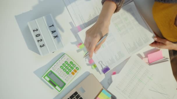 税金の時間だ 事務所で書類を扱う会計士の女性 — ストック動画