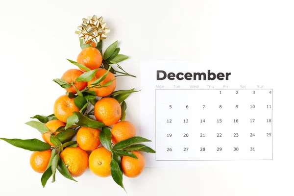 Winterflache Lag Mit Tannenbaumform Mandarinen Und Dezemberkalender — Stockfoto