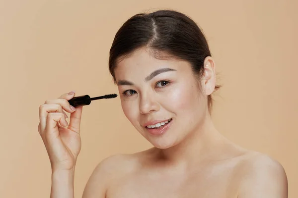 Ritratto Donna Asiatica Moderna Con Mascara Sfondo Beige — Foto Stock