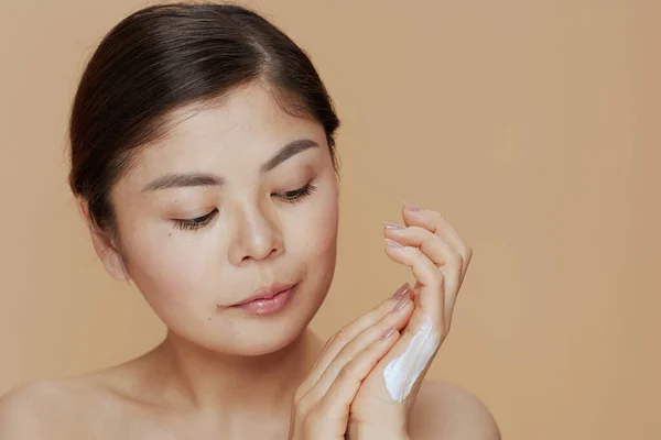 Modern Asiatisk Kvinna Med Handkräm Beige Bakgrund — Stockfoto