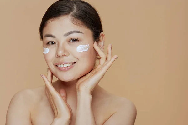 Portrait Modern Asian Woman Facial Cream Face Beige Background — Stock Photo, Image