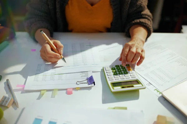 Contador Mulher Com Calculadora Documentos Que Trabalham Escritório — Fotografia de Stock