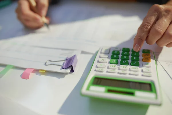 Księgowa Kalkulatorem Dokumentami Pracującymi Biurze — Zdjęcie stockowe