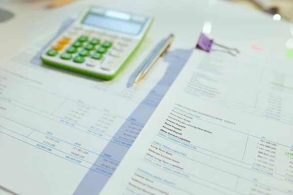 纳税时间 计算器和摆在桌上的文件 — 图库照片