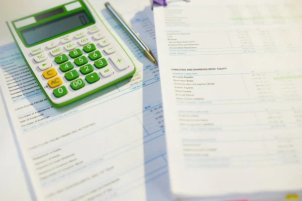 Steuerzeit Taschenrechner Und Dokumente Auf Dem Schreibtisch — Stockfoto