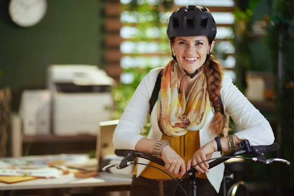 Retrato Feliz Moda Anos Idade Mulher Negócios Capacete Bicicleta Com — Fotografia de Stock