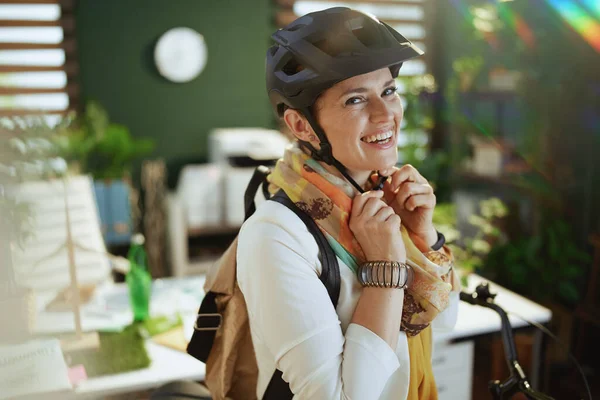 Sorrindo Moda Mulher Negócios Meia Idade Capacete Bicicleta Moderno Escritório — Fotografia de Stock