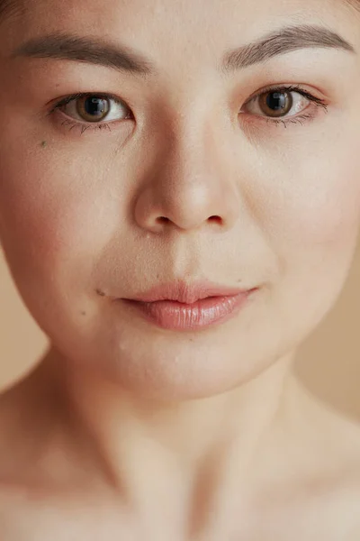 Portrét Mladé Asijské Ženy Při Pohledu Kamery Béžovém Pozadí — Stock fotografie