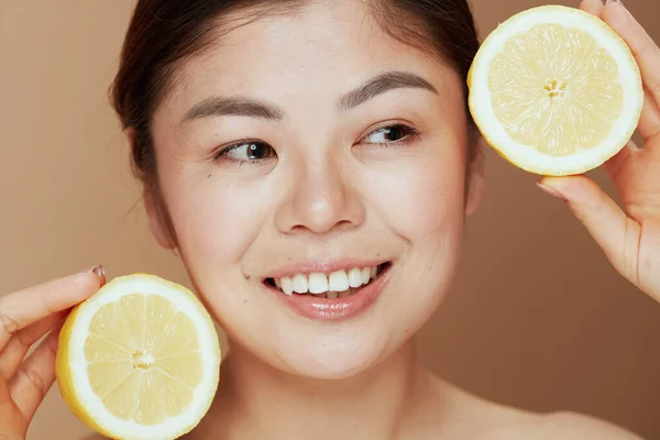 Moderne Asiatisk Kvinde Med Citron Beige Baggrund - Stock-foto