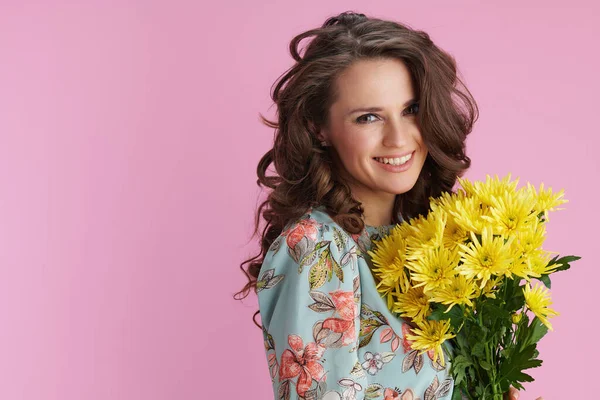 Retrato Mujer Moderna Sonriente Vestido Floral Con Flores Crisantemos Amarillos —  Fotos de Stock
