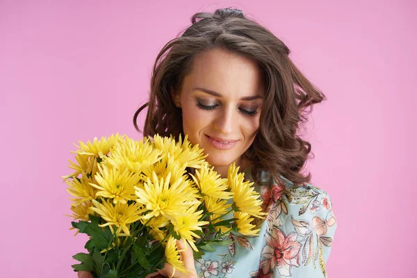 Zrelaksowana Młoda Kobieta Kwiatowej Sukience Żółtymi Chryzantemami Kwiaty Odizolowane Różowy — Zdjęcie stockowe