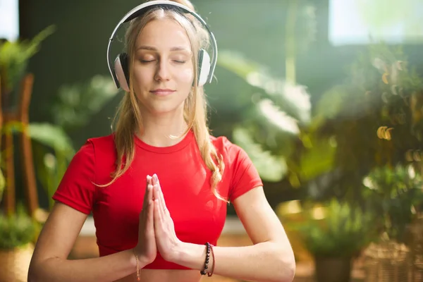 Retrato Mujer Joven Ropa Fitness Roja Con Auriculares Meditando Moderna — Foto de Stock