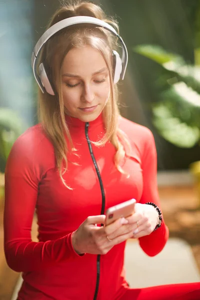 Moderne Vrouw Rode Fitnesskleding Met Hoofdtelefoon Met Smartphone Moderne Groene — Stockfoto