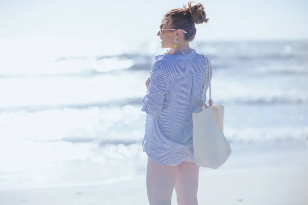 Mutlu Modern Yaşında Kumsalda Beyaz Saman Çantalı Bir Kadın — Stok fotoğraf