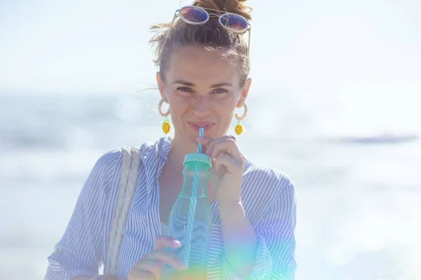 Улыбающаяся Современная Женщина Напитком Пляже — стоковое фото