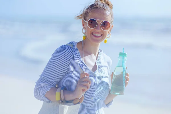 Portret Uśmiechniętej Letniej Kobiety Białą Słomką Napojem Plaży — Zdjęcie stockowe