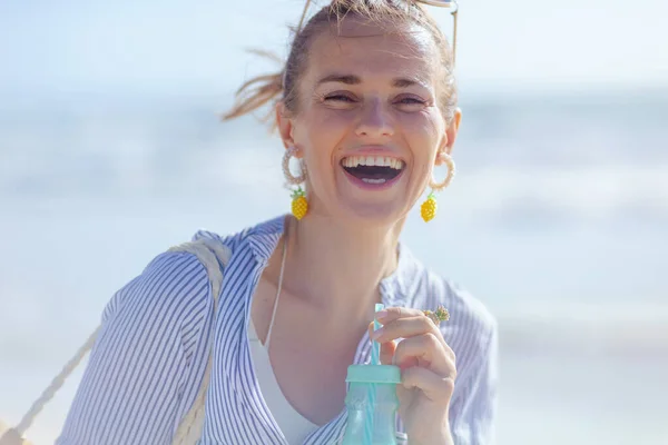 Porträt Einer Lächelnden Stilvollen Frau Mit Drink Strand — Stockfoto