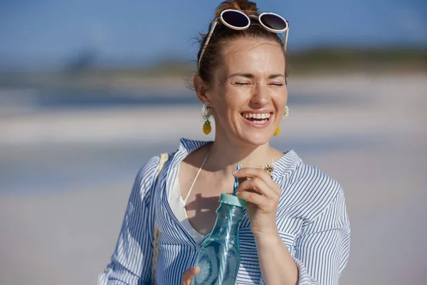 Sonriente Elegante Mujer Mediana Edad Con Bebida Playa —  Fotos de Stock