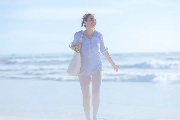 Полный Портрет Счастливой Стильной Женщины Белой Соломенной Сумкой Гуляющей Пляжу — стоковое фото