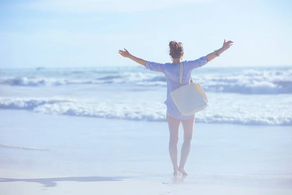 Beyaz Saman Çantalı Kumsalda Sevinen Bir Kadın Gördüm — Stok fotoğraf