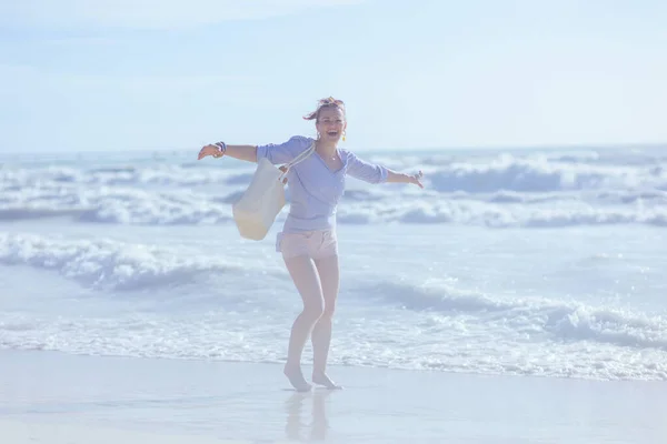 全长肖像画 快乐时尚的女性 身穿白色草袋 在海滩尽情欢乐 — 图库照片