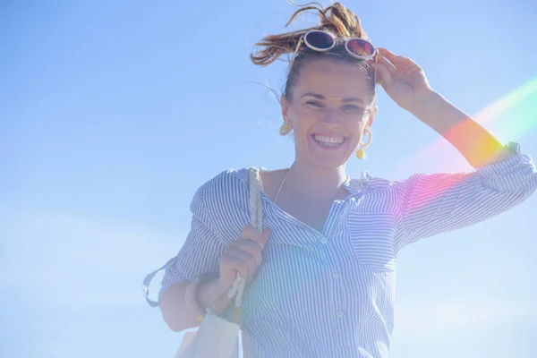 Retrato Sonriente Mujer Mediana Edad Con Estilo Playa Que Divierten — Foto de Stock