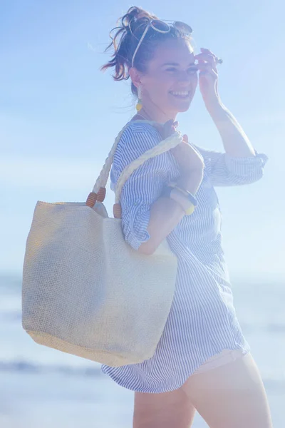 快乐的现代女人 沙滩上有白色的草袋 — 图库照片