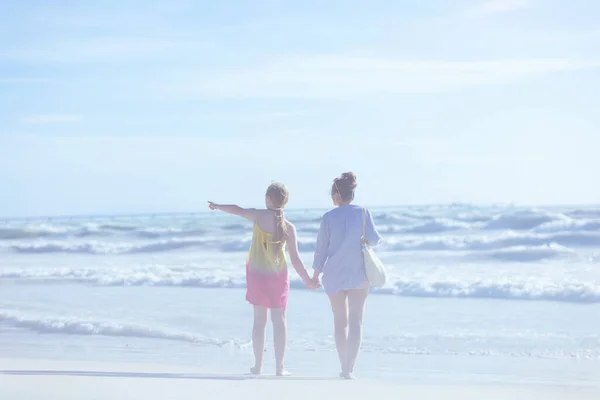 Погляд Ззаду Сучасної Матері Дитини Пляжі Дивлячись Відстань — стокове фото