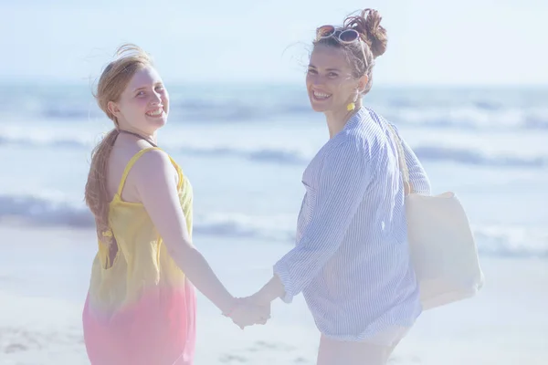 Ευτυχισμένη Κομψή Μητέρα Και Έφηβη Κόρη Στην Παραλία — Φωτογραφία Αρχείου