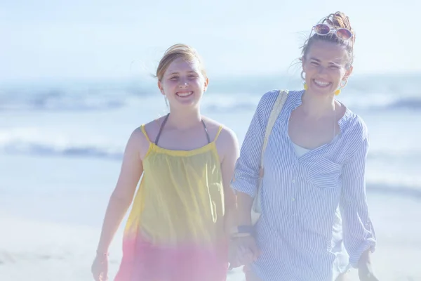 Porträt Einer Lächelnden Modernen Mutter Mit Kind Beim Spazierengehen Strand — Stockfoto