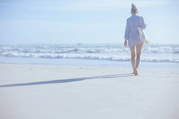 Φαίνεται Από Πίσω Θηλυκό Λευκή Σακούλα Άχυρο Περπατώντας Στην Παραλία — Φωτογραφία Αρχείου